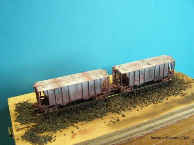 Covered Hopper - 2 Bay Ribbed Side Weathering