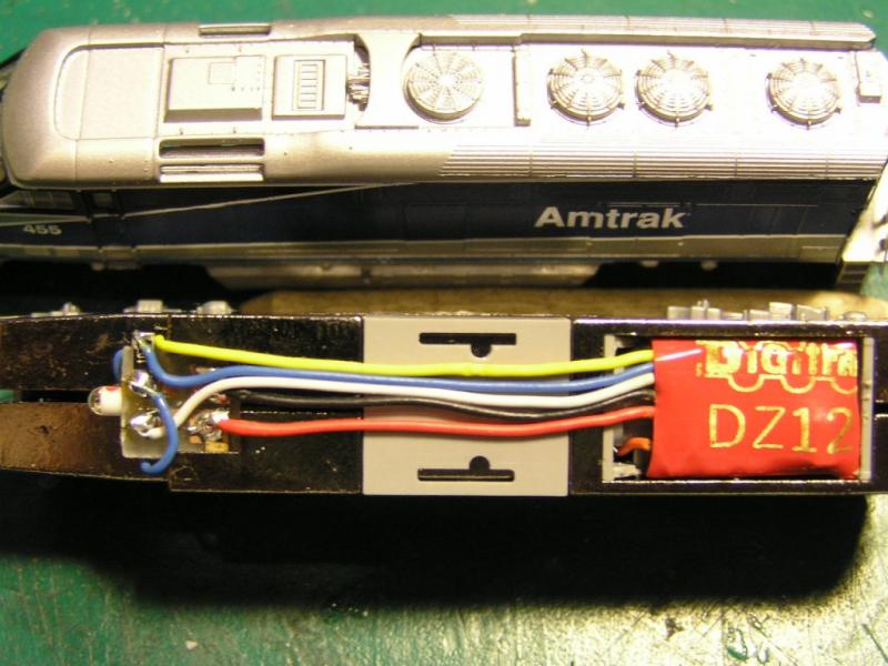Digitrax DZ123 in F59PHI