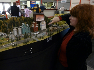 Siste-in-law pointing something out to her HO scale father